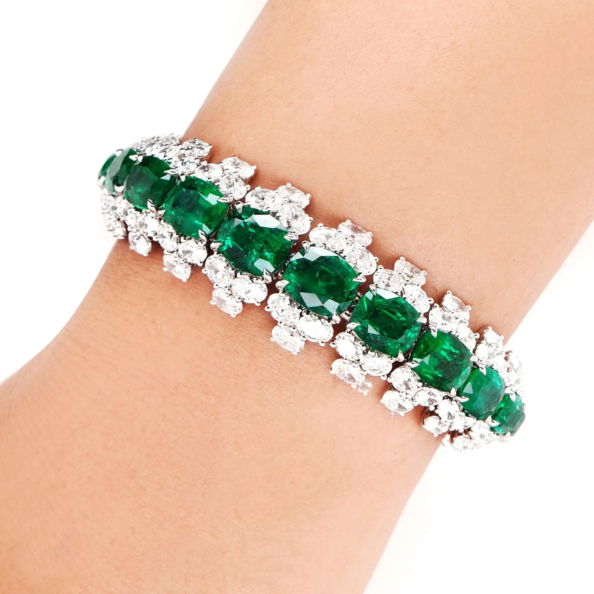 27.04 / 0.87 cts Emerald with Oval Diamond Bangle (ENQUIRE)